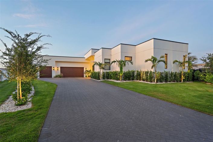Image No.1-4 Bed Property for sale