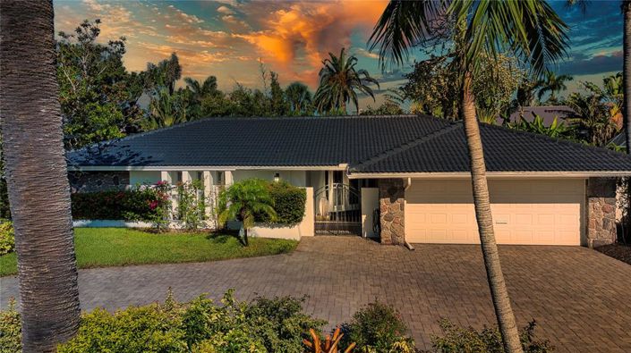 Image No.1-4 Bed Property for sale