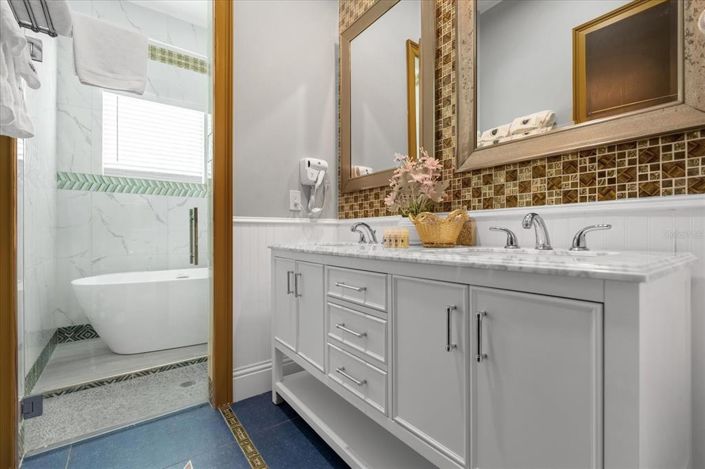 Image No.22-20 Bed Property for sale