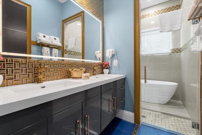 Image No.25-20 Bed Property for sale