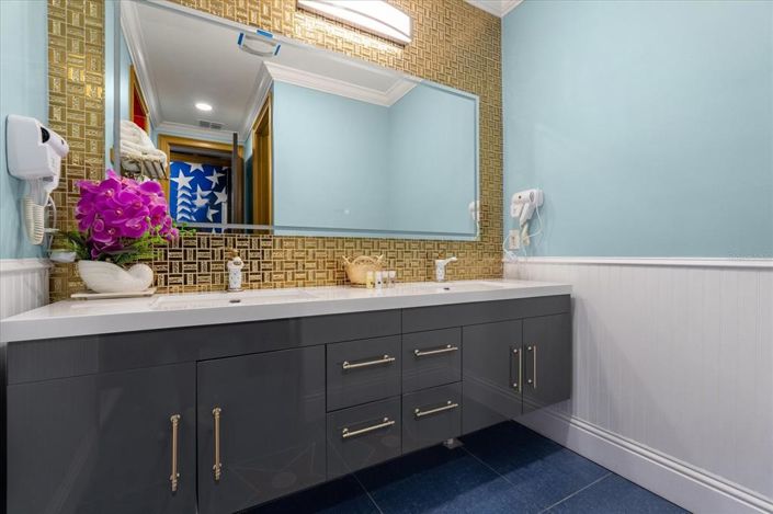 Image No.65-20 Bed Property for sale