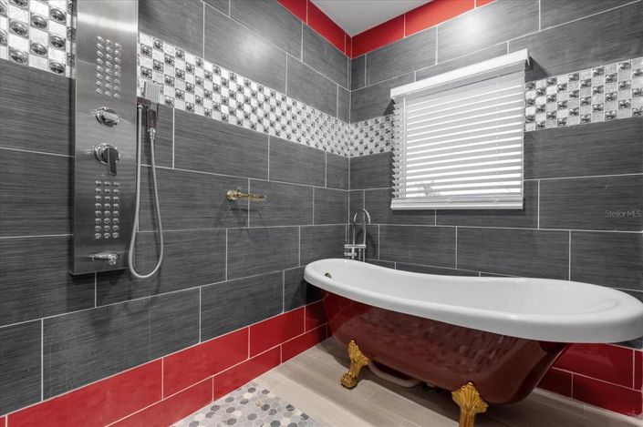 Image No.66-20 Bed Property for sale