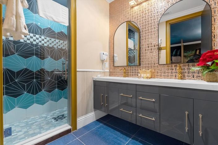 Image No.71-20 Bed Property for sale