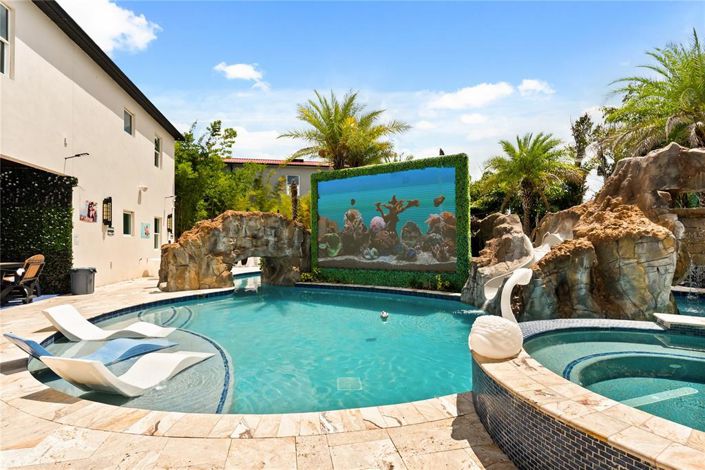 Image No.94-20 Bed Property for sale