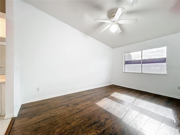 Image No.25-4 Bed Townhouse for sale