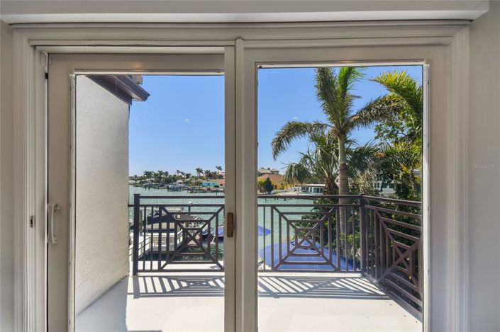 Image No.12-5 Bed Property for sale