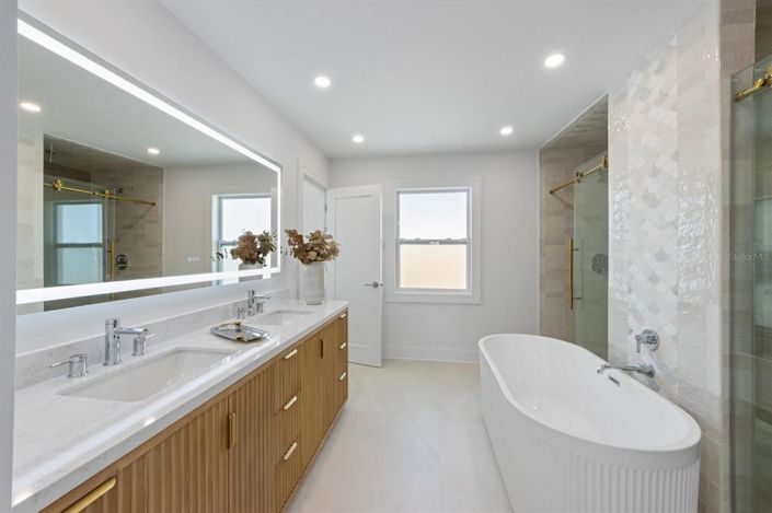 Image No.28-3 Bed Property for sale