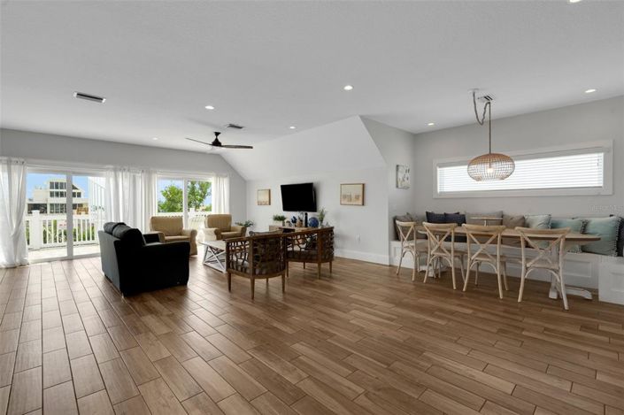 Image No.19-8 Bed Property for sale