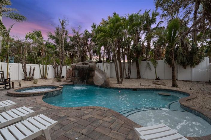 Image No.28-8 Bed Property for sale