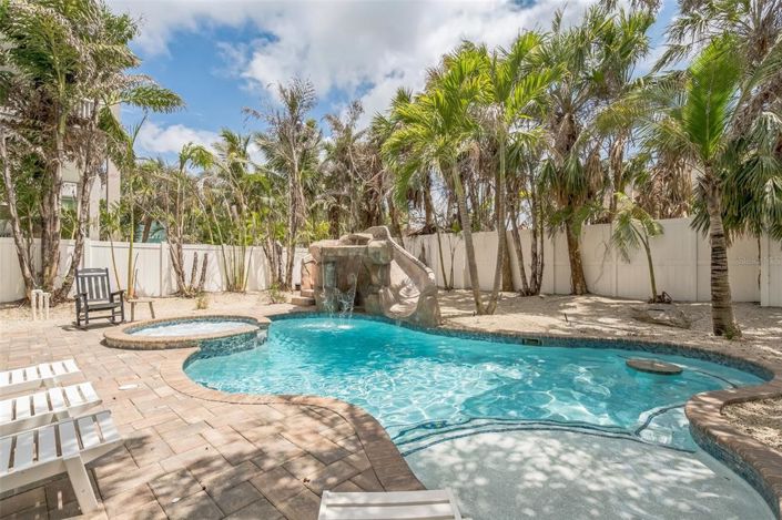 Image No.5-8 Bed Property for sale