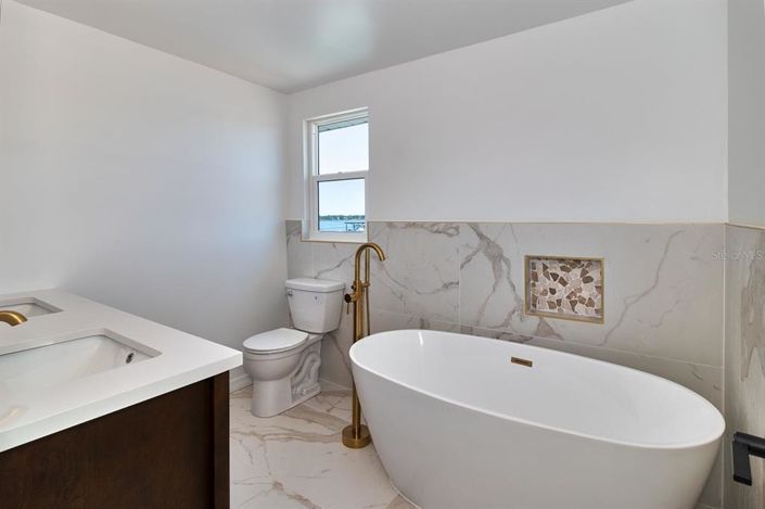 Image No.24-5 Bed Property for sale