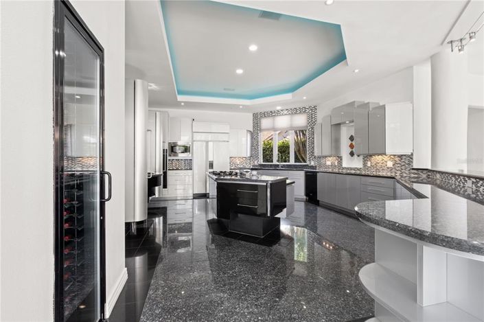 Image No.12-5 Bed Property for sale