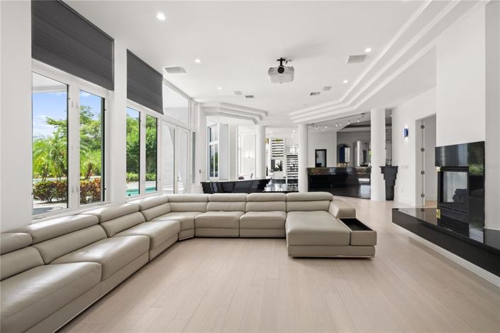 Image No.24-5 Bed Property for sale