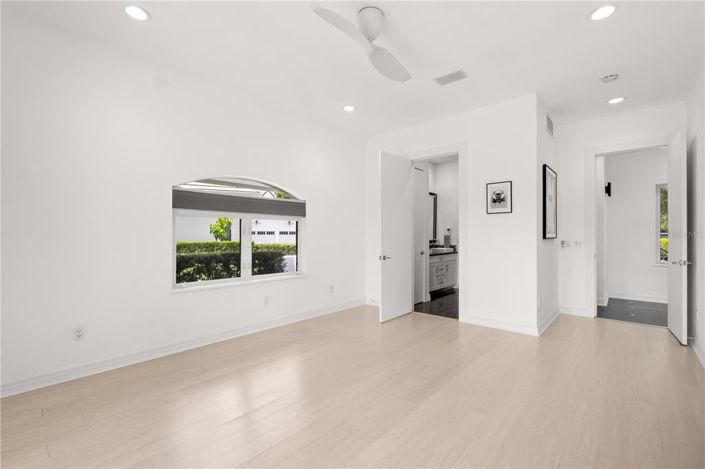 Image No.26-5 Bed Property for sale