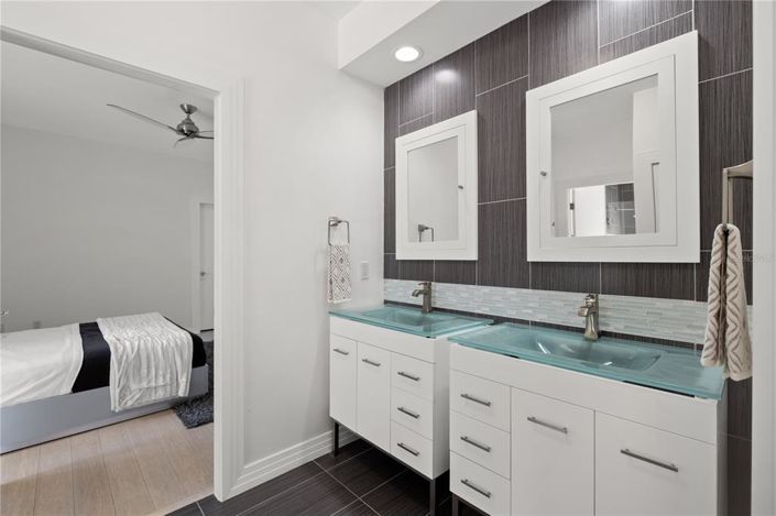 Image No.56-5 Bed Property for sale