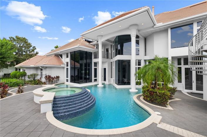 Image No.65-5 Bed Property for sale