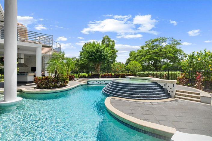 Image No.68-5 Bed Property for sale