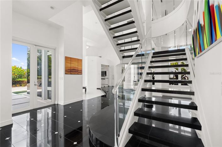 Image No.8-5 Bed Property for sale