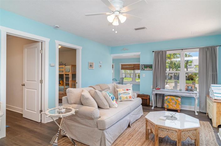 Image No.10-4 Bed Property for sale