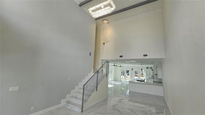 Image No.10-6 Bed Property for sale