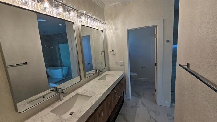 Image No.13-6 Bed Property for sale