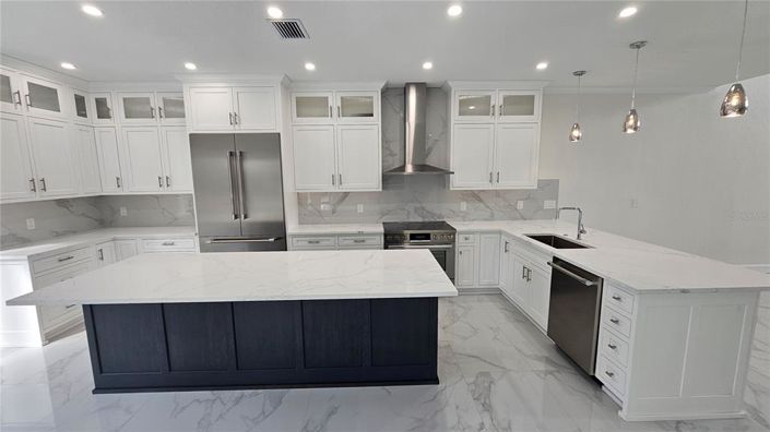 Image No.6-6 Bed Property for sale