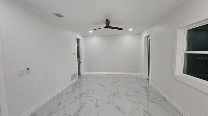 Image No.60-6 Bed Property for sale