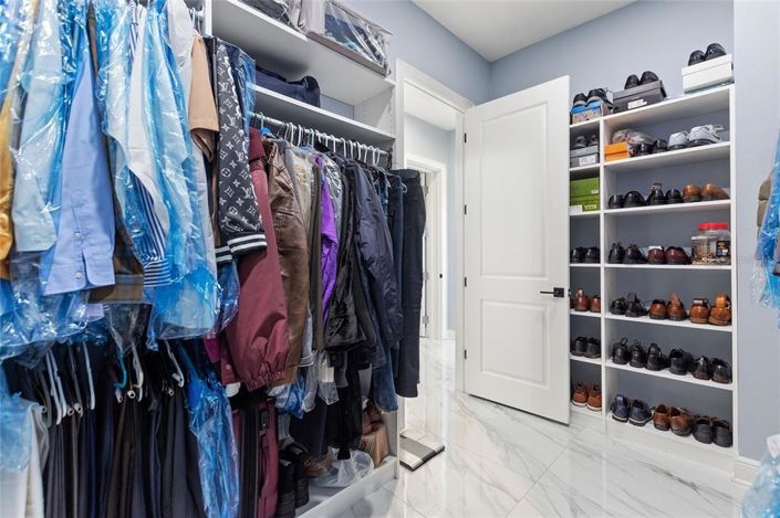 Image No.32-6 Bed Property for sale