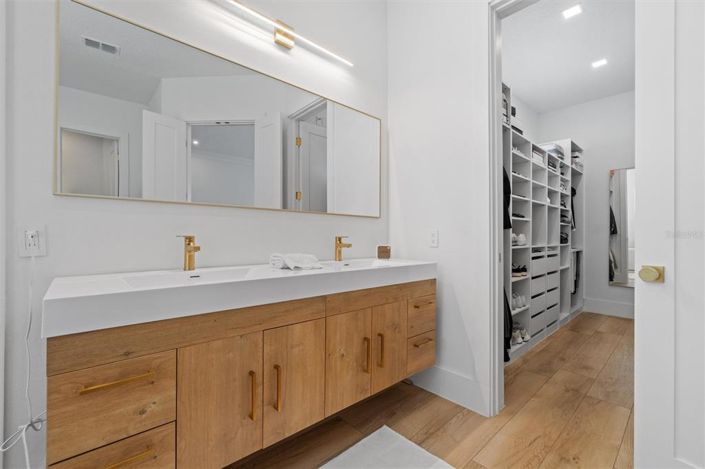 Image No.37-6 Bed Property for sale