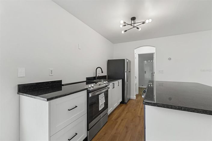 Image No.60-6 Bed Property for sale