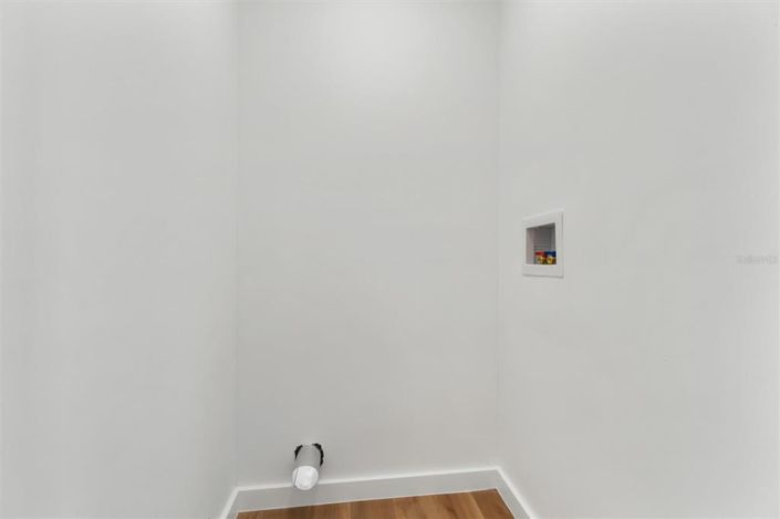 Image No.61-6 Bed Property for sale