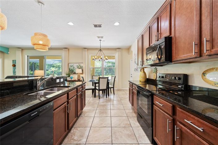 Image No.8-5 Bed Property for sale