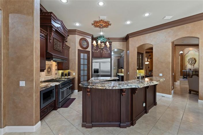 Image No.12-5 Bed Property for sale