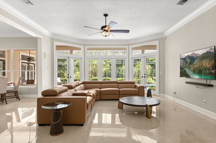 Image No.12-5 Bed Property for sale