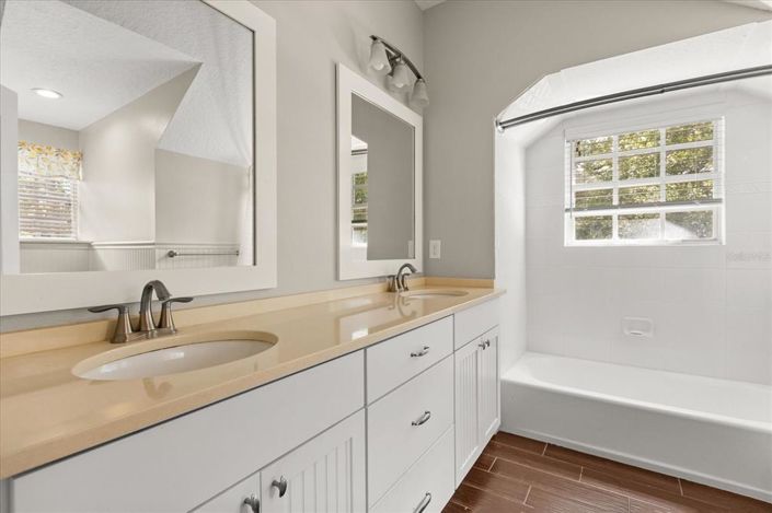 Image No.28-5 Bed Property for sale