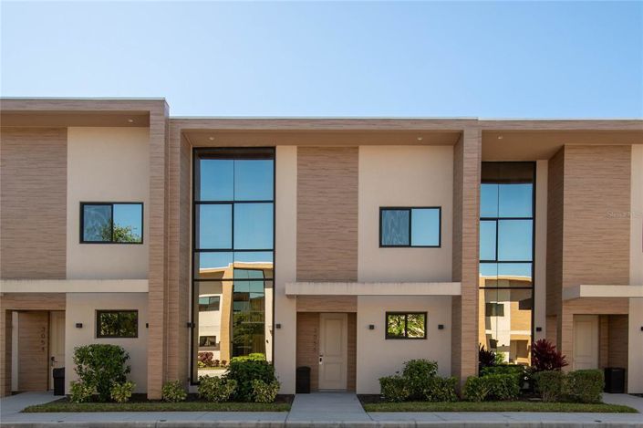 Image No.1-4 Bed Townhouse for sale