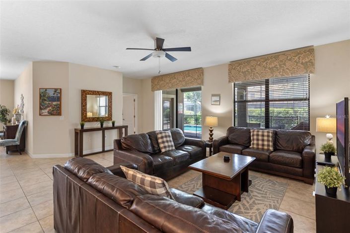 Image No.4-4 Bed Property for sale