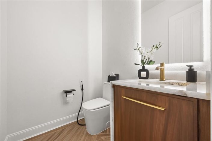 Image No.60-4 Bed Property for sale