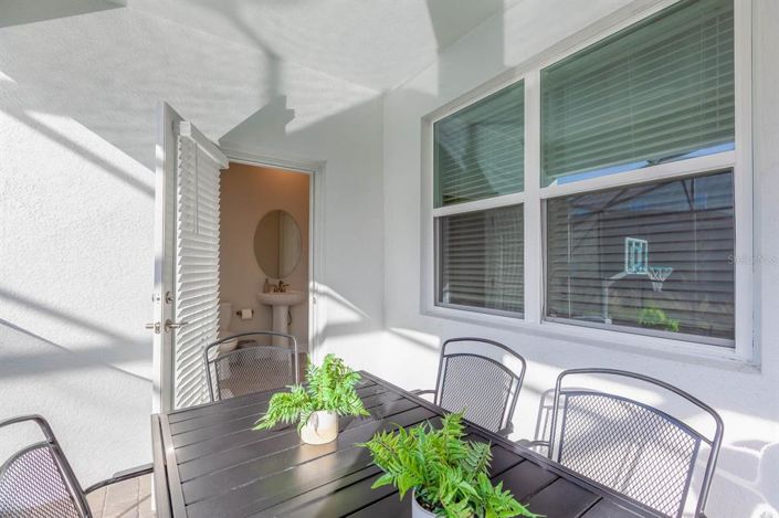 Image No.70-6 Bed Property for sale