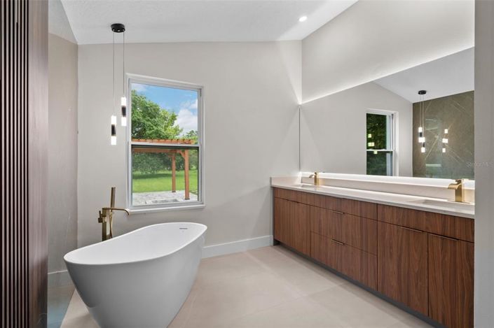 Image No.26-4 Bed Property for sale