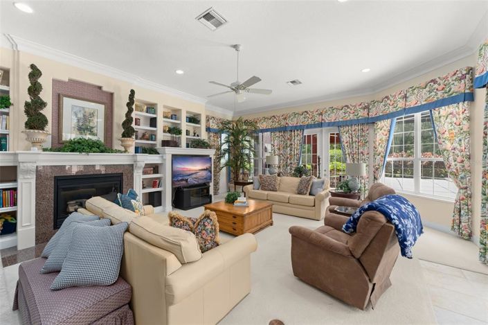 Image No.10-8 Bed Property for sale