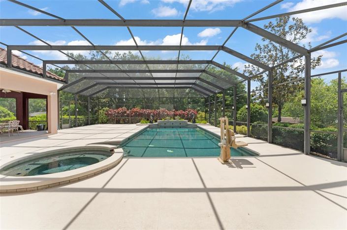 Image No.12-8 Bed Property for sale