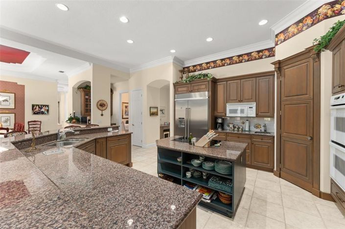 Image No.14-8 Bed Property for sale