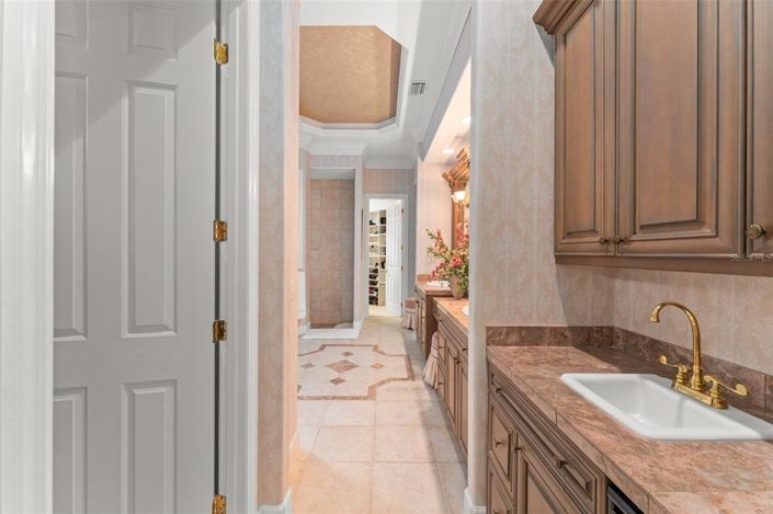 Image No.23-8 Bed Property for sale