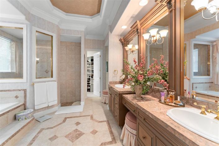 Image No.24-8 Bed Property for sale