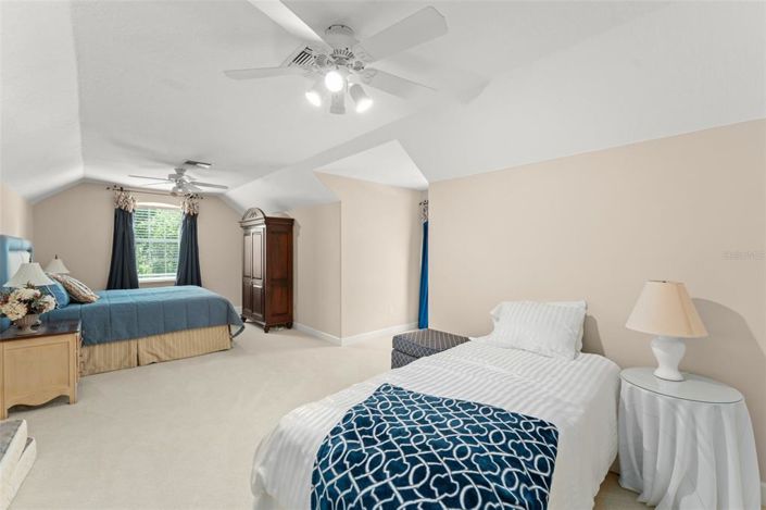 Image No.72-8 Bed Property for sale