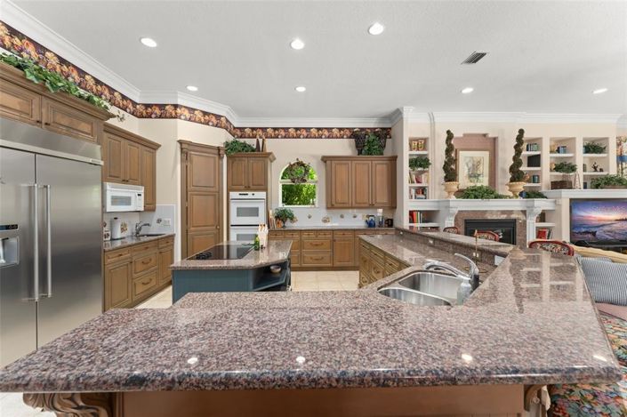 Image No.8-8 Bed Property for sale