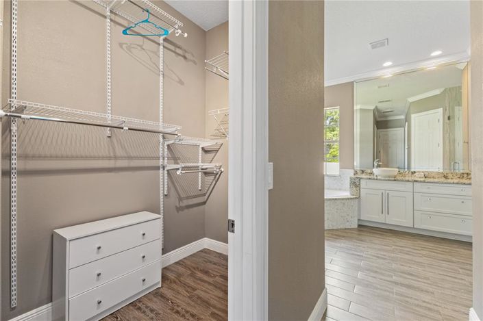 Image No.20-5 Bed Property for sale