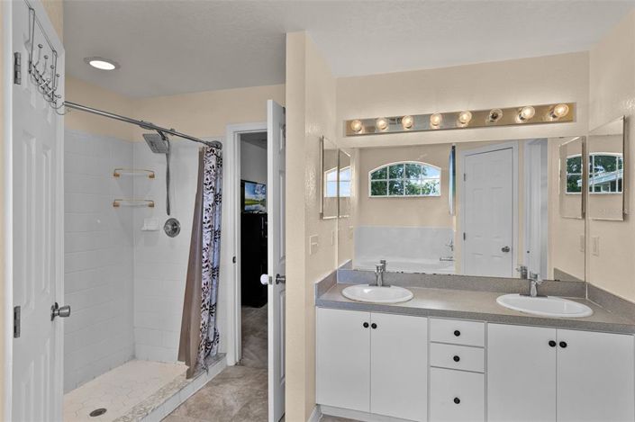 Image No.12-4 Bed Property for sale