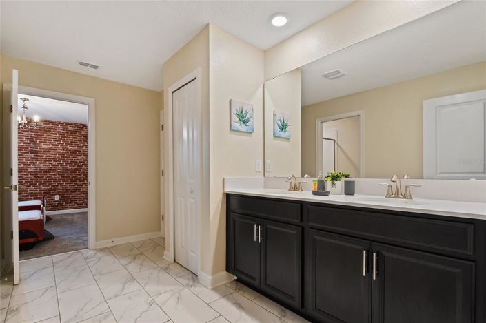 Image No.36-9 Bed Property for sale